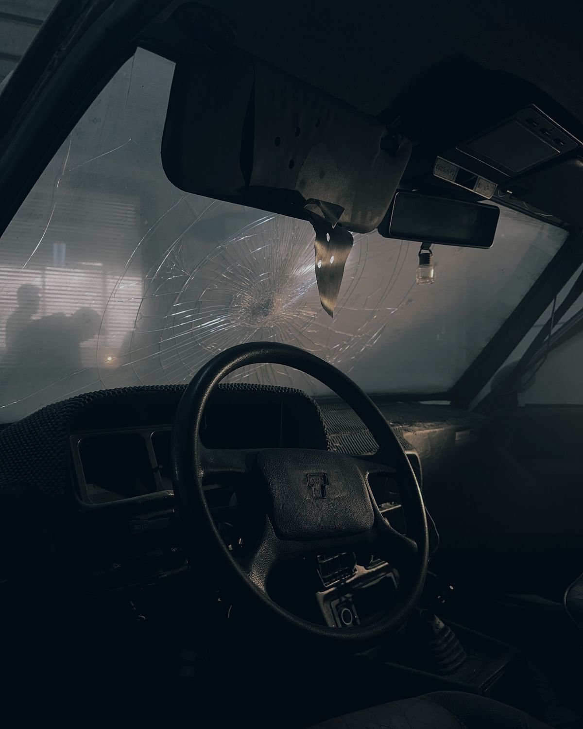 Interior de carro com para-brisa trincado